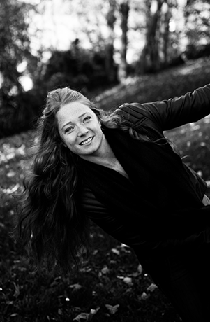 portrait of woman in a parc, black & white